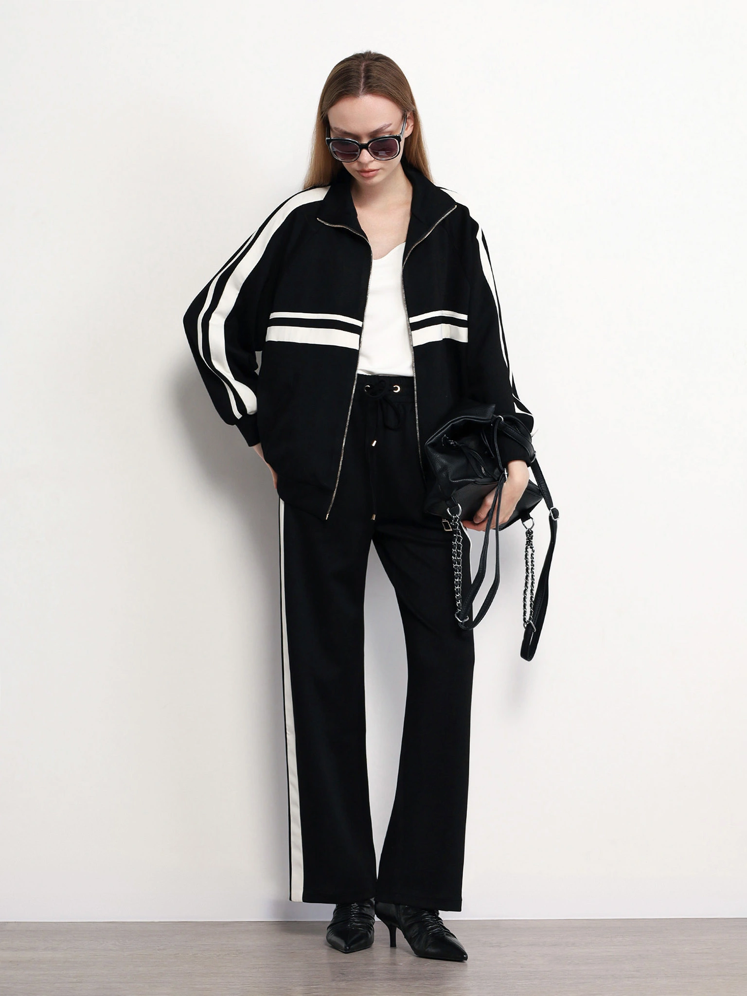 Брюки трикотажные черного цвета с эластичным поясом